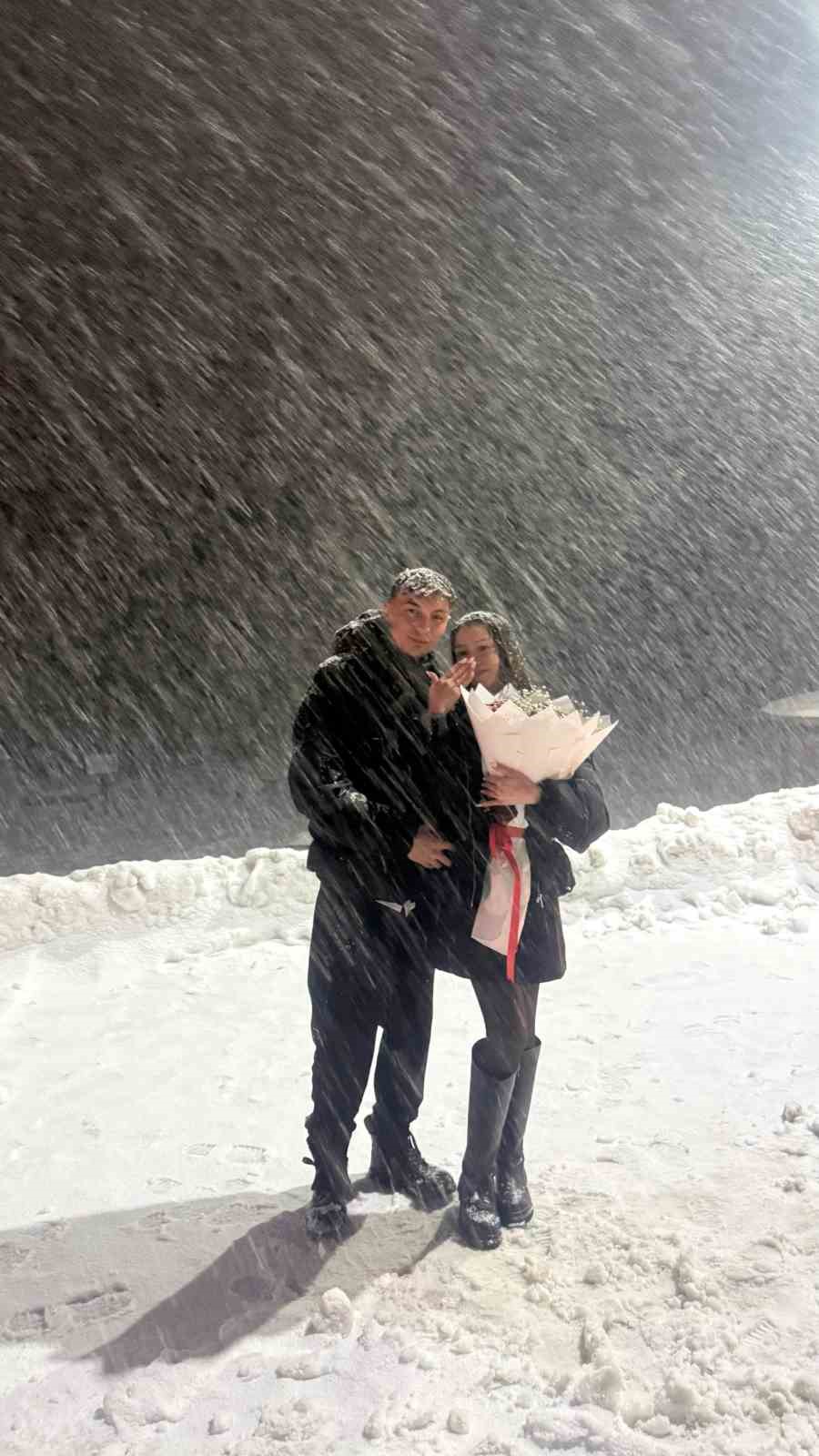 Uludağ’da yılın son ve ilk romantik sürprizleri: Karlar altında iki "Evet"
Uludağ’da yılın son ve ilk romantik sürprizleri: Karlar altında iki "Evet"