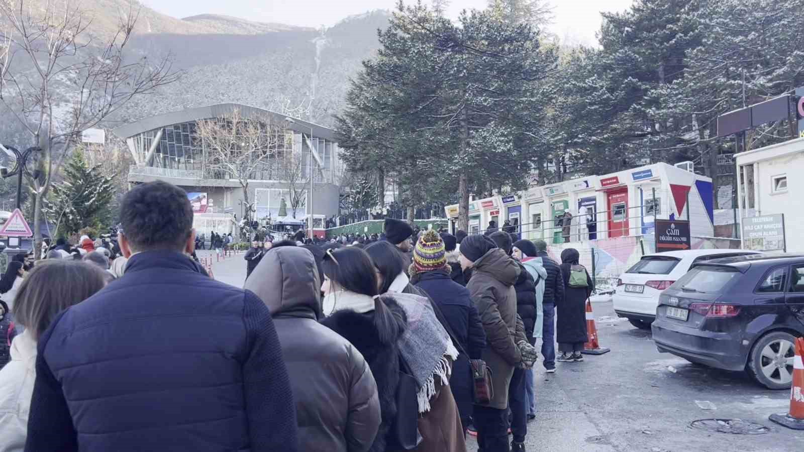 Uludağ’da zirve yarışı...Teleferik kuyrukları metrelerce uzadı
