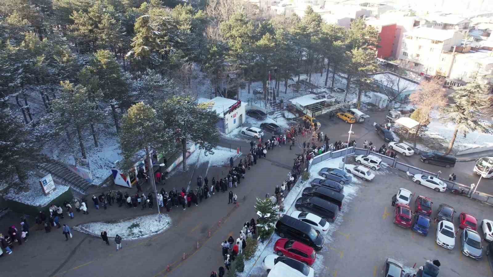 Uludağ’da zirve yarışı...Teleferik kuyrukları metrelerce uzadı
