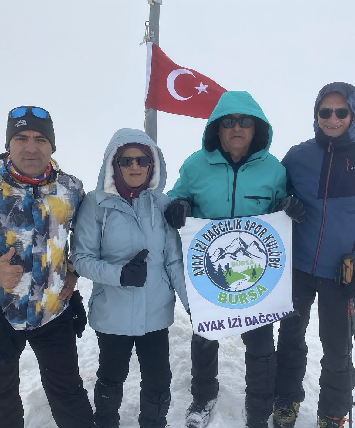 Uludağ’ın zirvesindeki donmuş Türk Bayrağını dağcılar değiştirdi
