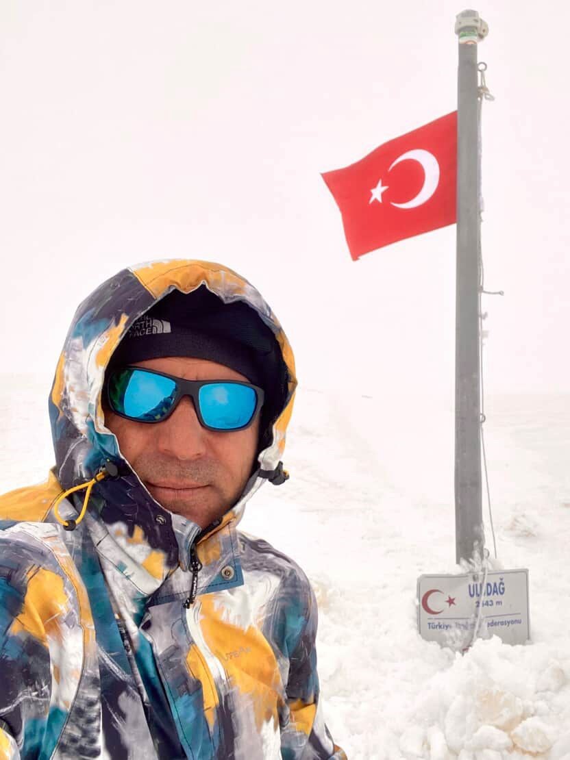 Uludağ’ın zirvesindeki donmuş Türk Bayrağını dağcılar değiştirdi
