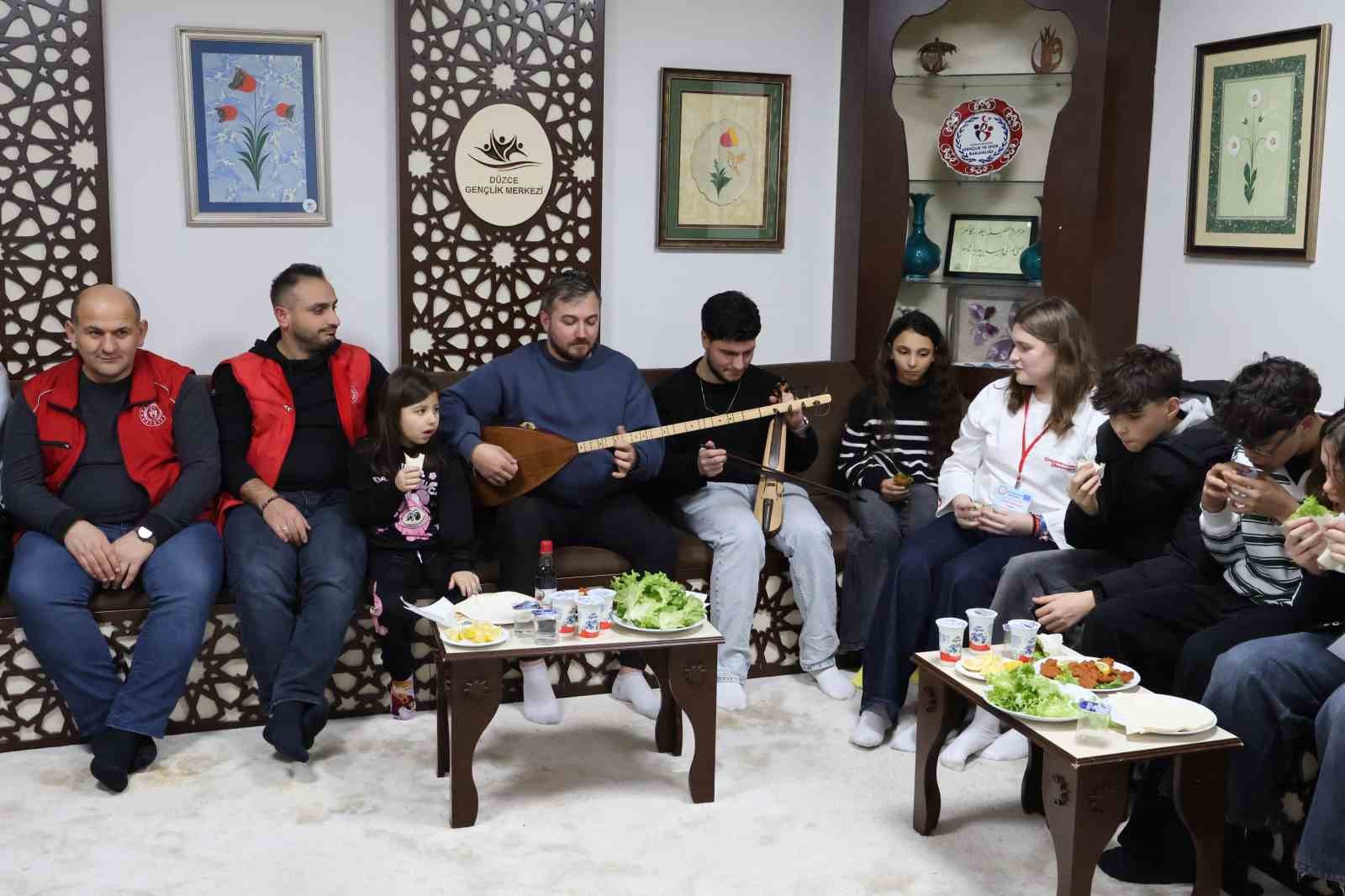 Uluslararası katılımcılar gençlik merkezinde ağırlandı
