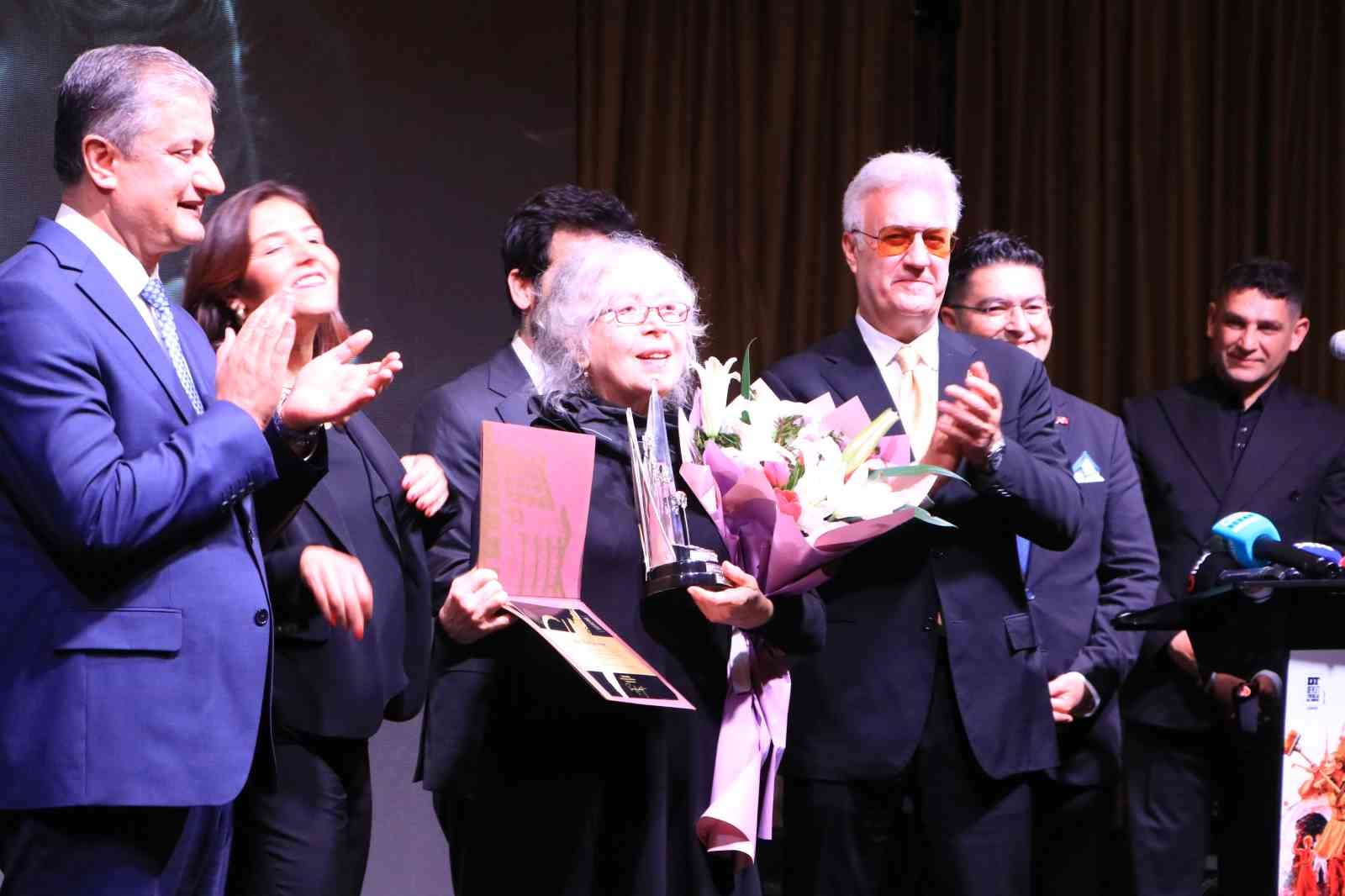 Uluslararası Tiyatro Festivali’nde, "Yaşam Boyu Başarı Ödülü" sahibini buldu
