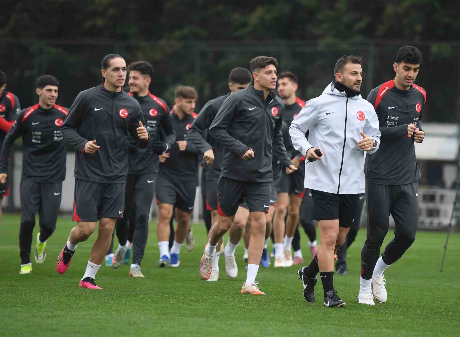 Ümit Milli Futbol Takım, hazırlıklarını yağmur altında sürdürdü
