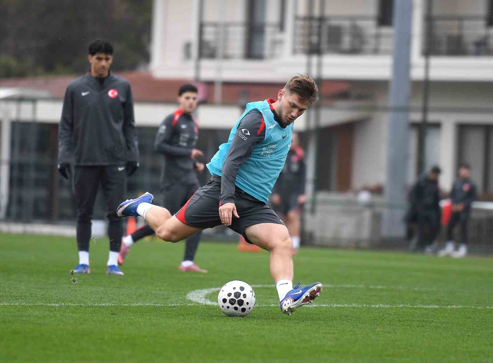 Ümit Milli Futbol Takım, hazırlıklarını yağmur altında sürdürdü
