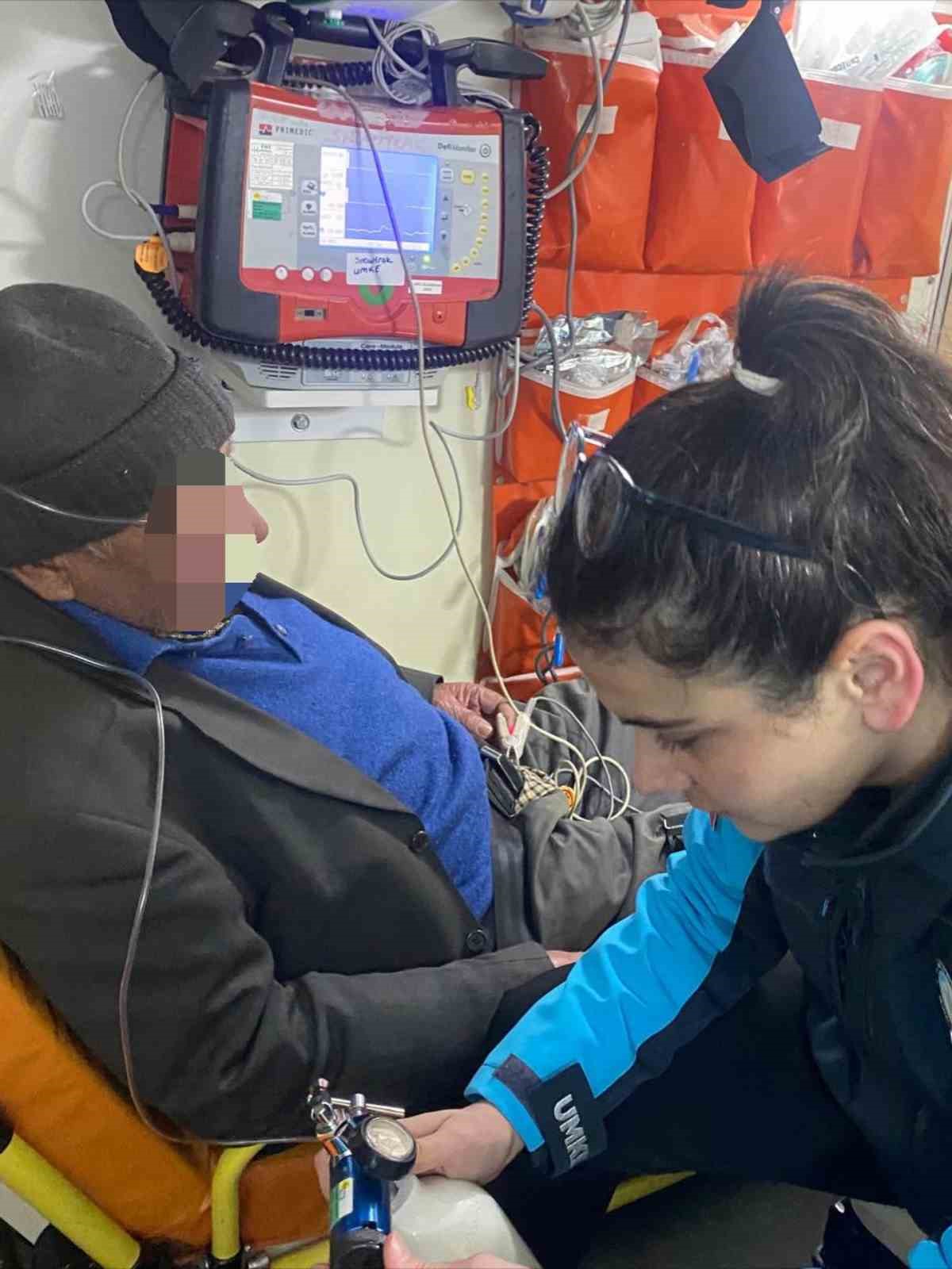 UMKE ekipleri köylerde mahsur kalan hastalar için seferber oldu
