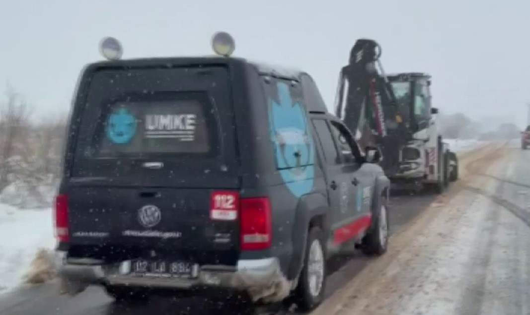 UMKE hasta kurtarmak için karlı yolları aşıyor
