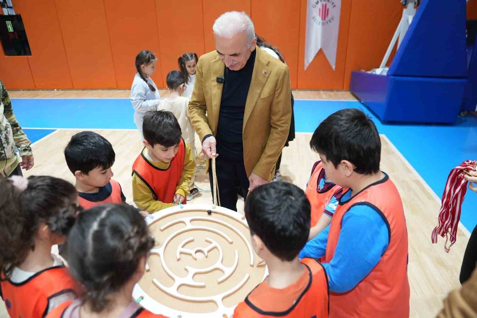 Ümraniye Belediye Başkanı Yıldırım teneffüste öğrencilerin sevincine ortak oldu
