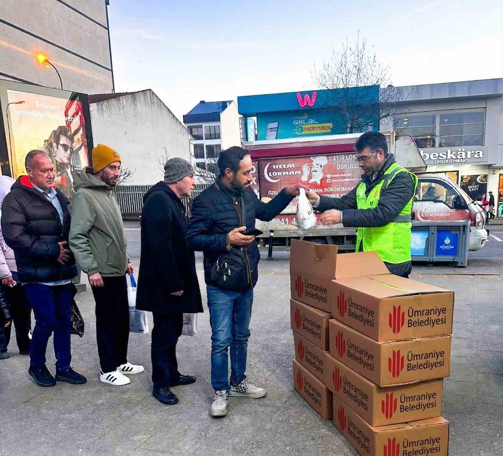 Ümraniye Belediyesinden iftara yolda yakalanan vatandaşlara iftariyelik desteği
