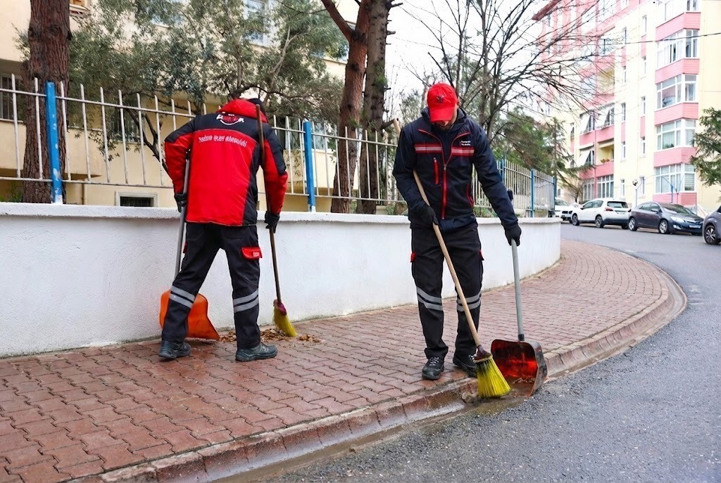 Ümraniye Belediyesinin temizlik çalışmaları aralıksız devam ediyor
