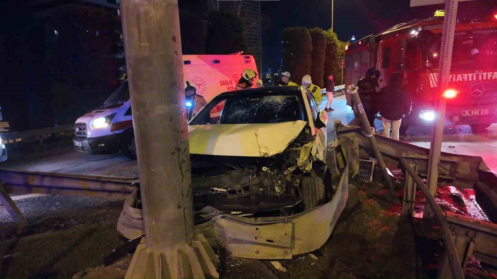 Ümraniye’de alkollü sürücünün kullandığı otomobil bariyerlere saplandı: 2 yaralı
