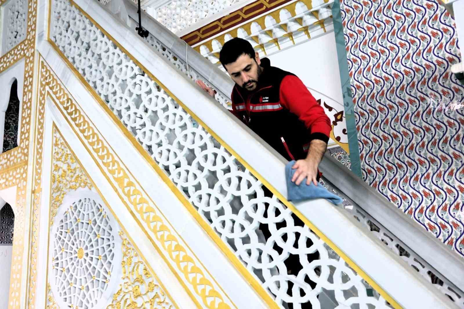 Ümraniye’de camiler bayrama hazır
