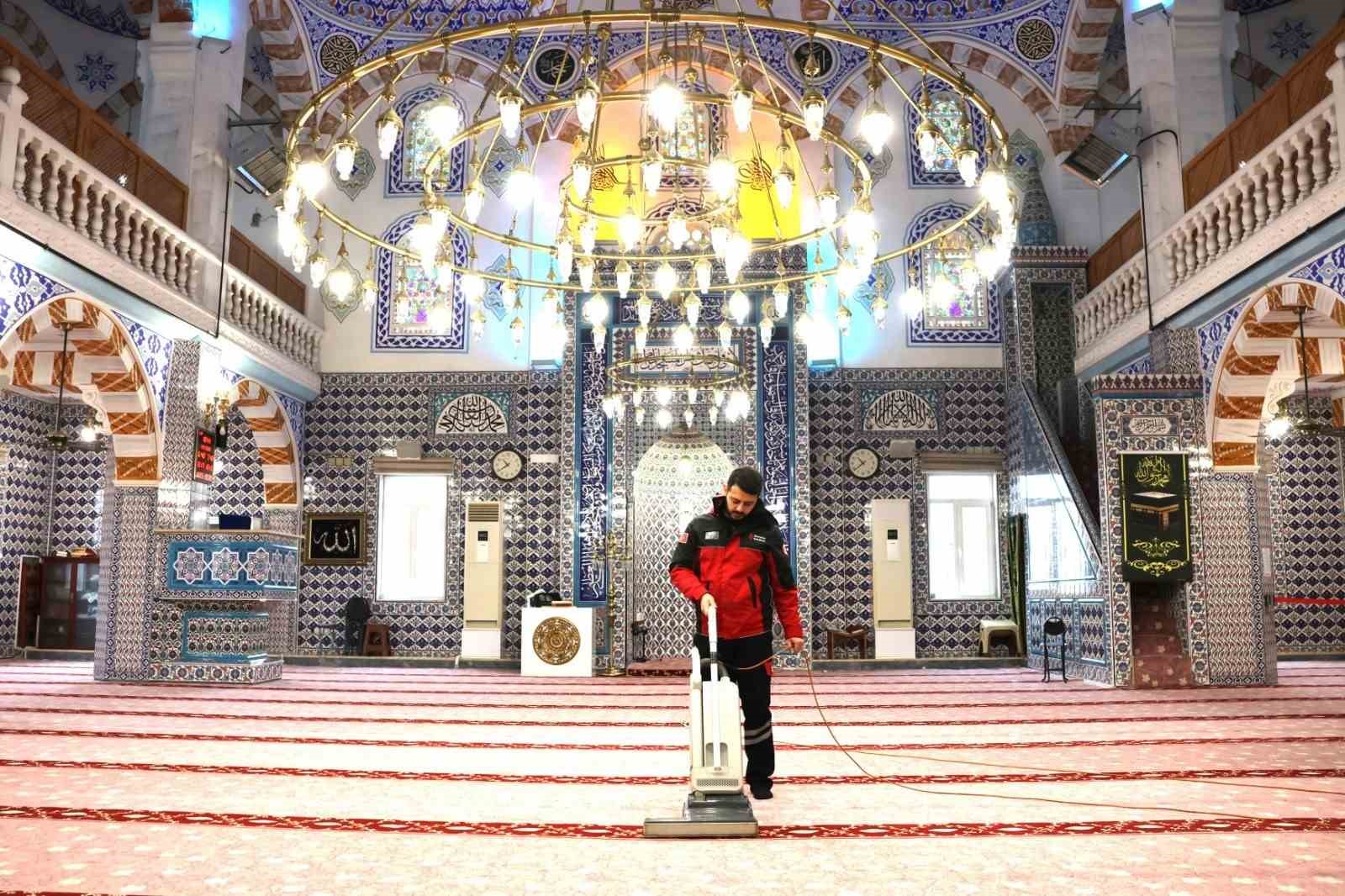 Ümraniye’de camiler bayrama hazır
