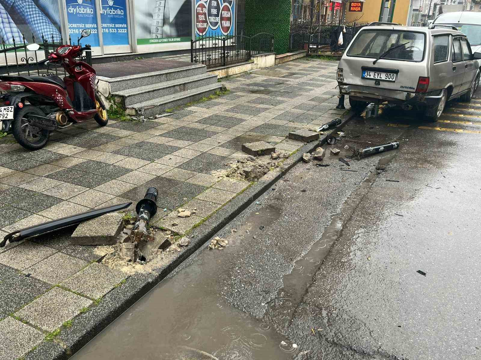 Ümraniye’de İETT otobüsü park halindeki araçlara çarptı
