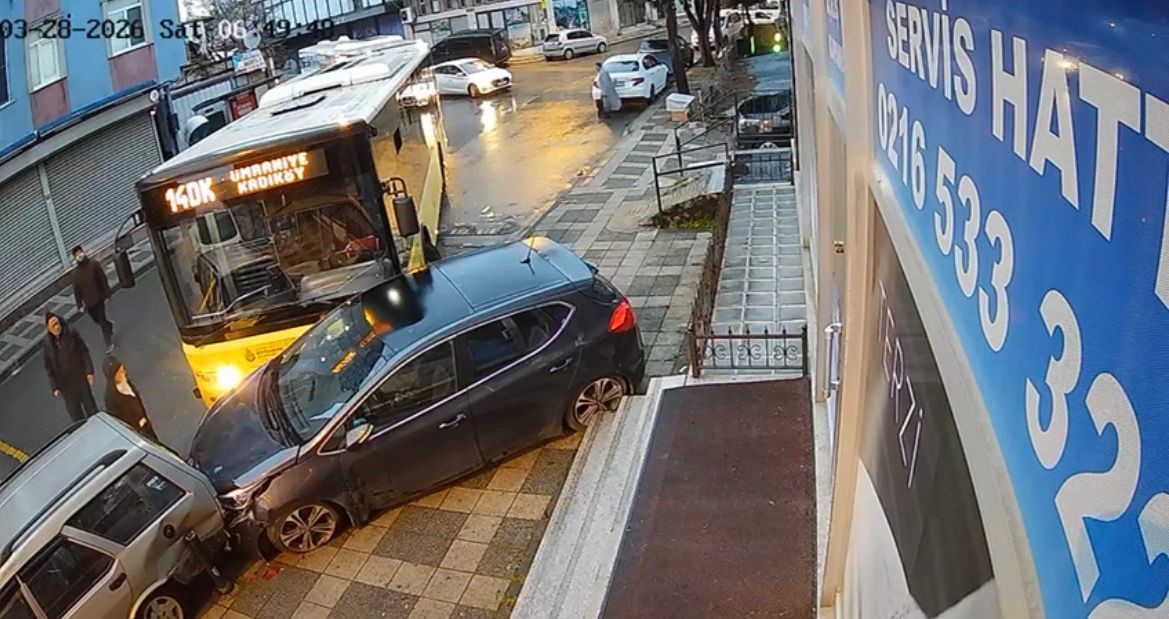 Ümraniye’de İETT otobüsü park halindeki araçlara çarptı
