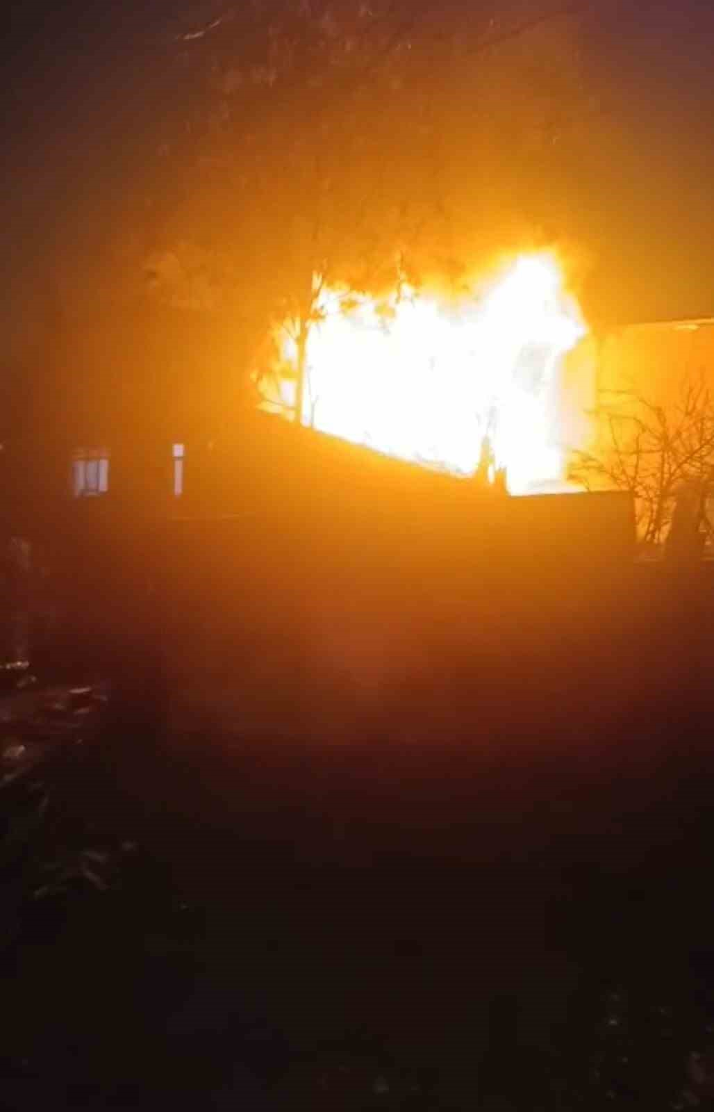 Ümraniye’de korkutan çatı yangını
