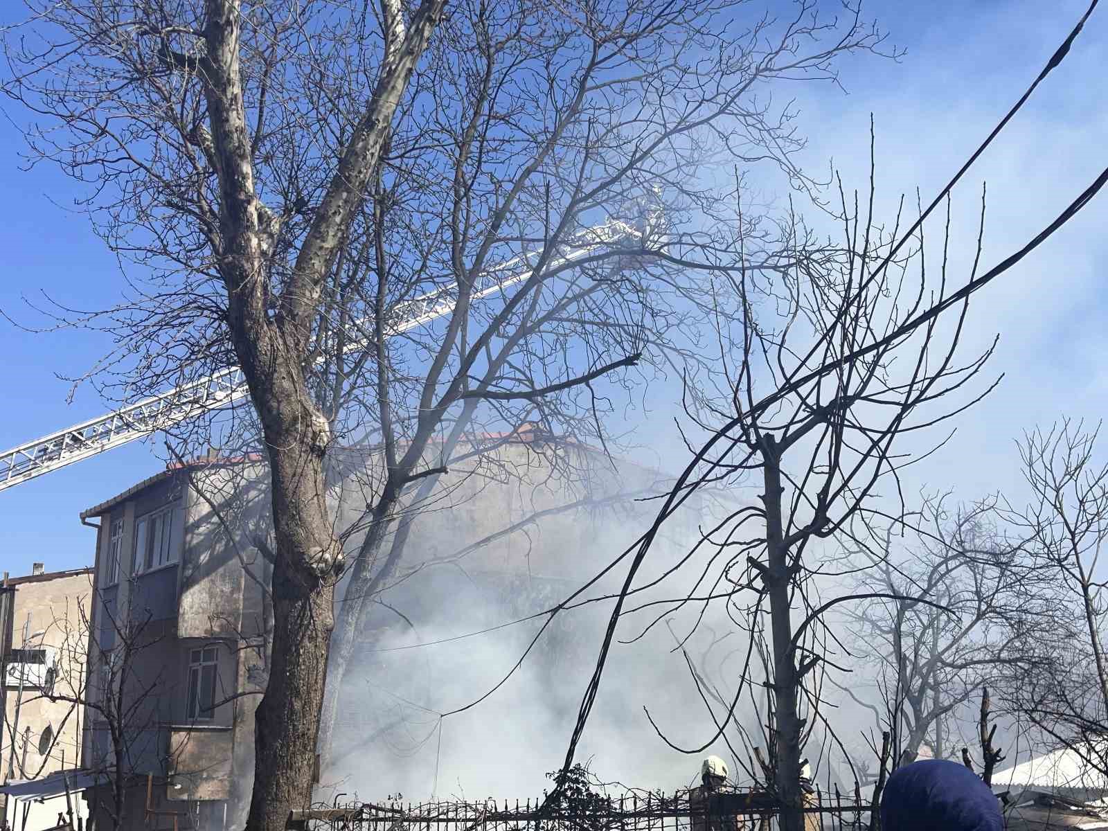 Ümraniye’de korkutan yangın: Hurdalık alan kullanılamaz hale geldi

