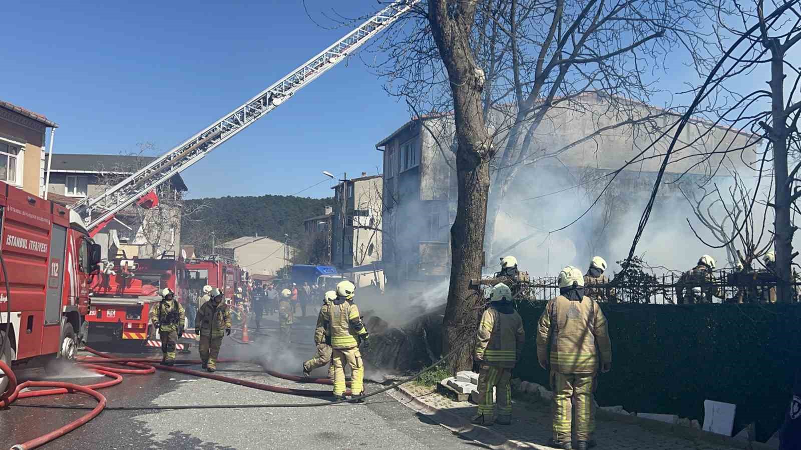 Ümraniye’de korkutan yangın: Hurdalık alan kullanılamaz hale geldi

