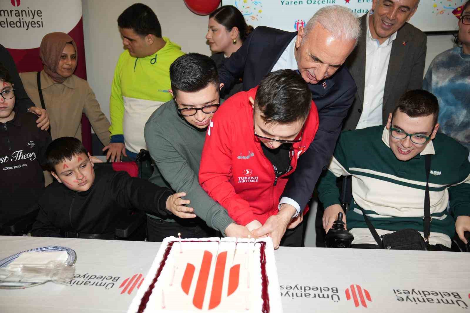 Ümraniye’de sevgi dolu buluşma: 10 özel gencin doğum günü bir arada kutlandı
Ümraniye’de sevgi dolu buluşma: 10 özel gencin doğum günü bir arada kutlandı