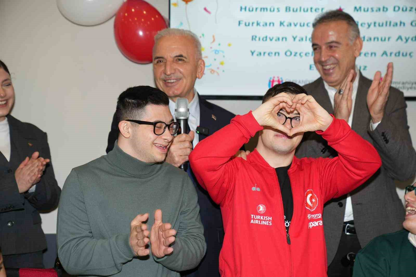 Ümraniye’de sevgi dolu buluşma: 10 özel gencin doğum günü bir arada kutlandı
Ümraniye’de sevgi dolu buluşma: 10 özel gencin doğum günü bir arada kutlandı