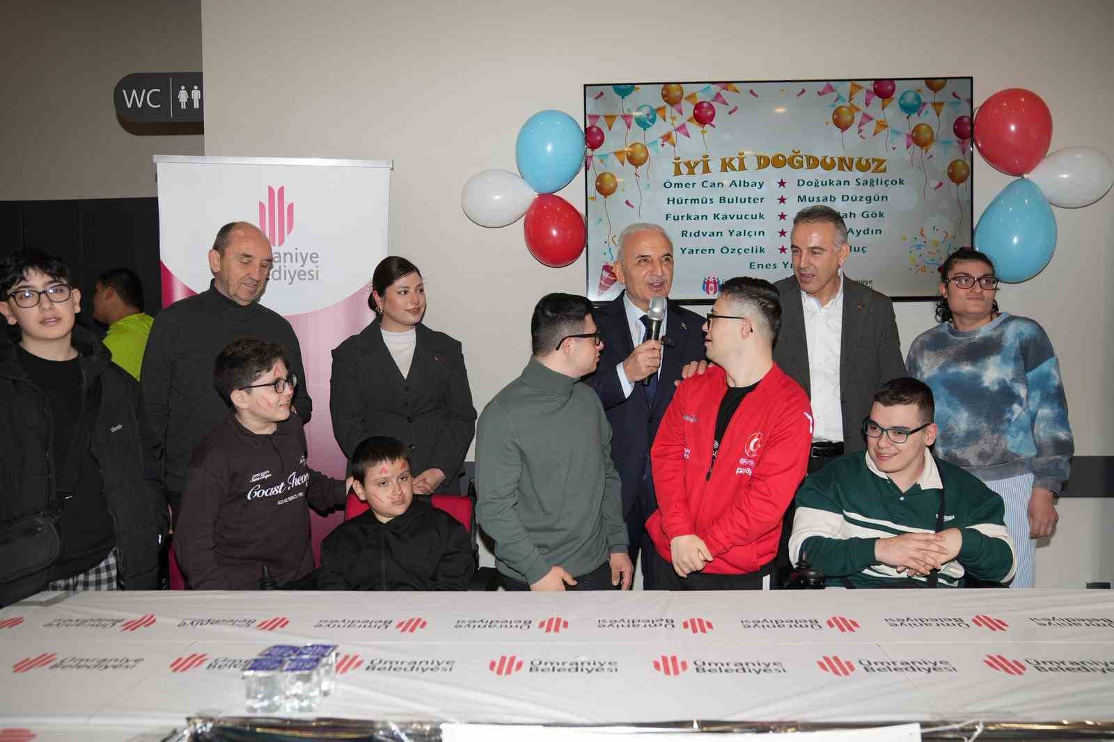 Ümraniye’de sevgi dolu buluşma: 10 özel gencin doğum günü bir arada kutlandı
Ümraniye’de sevgi dolu buluşma: 10 özel gencin doğum günü bir arada kutlandı