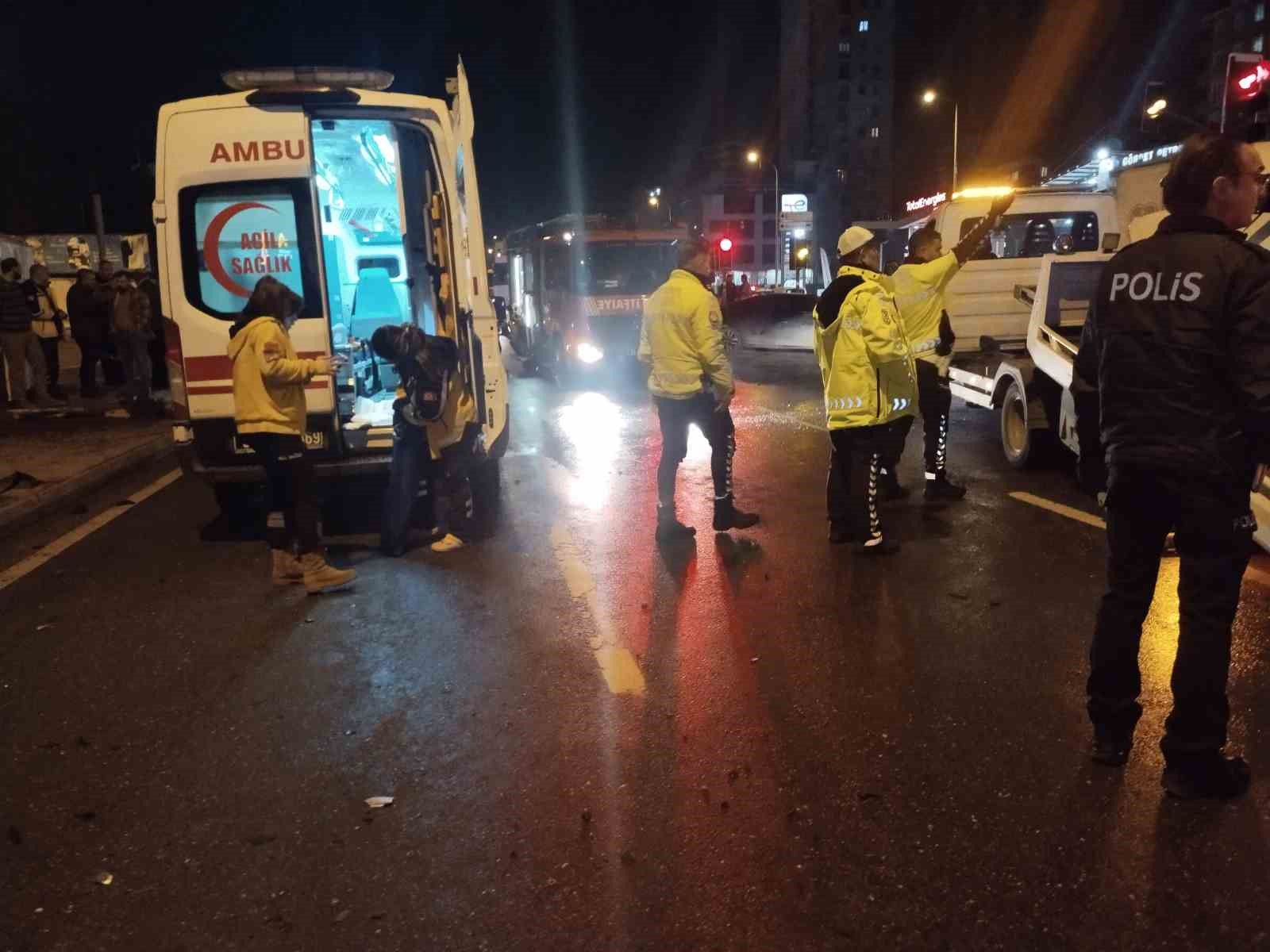 Ümraniye’de trafik kazası: 2’si ağır 3 yaralı
