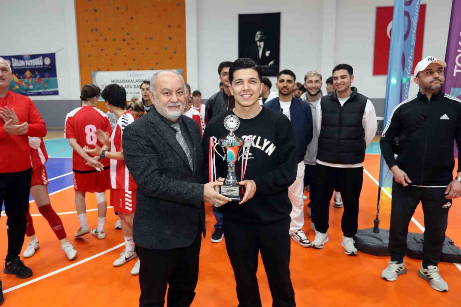 ÜNİLİG’de kupa sahiplerini buldu
