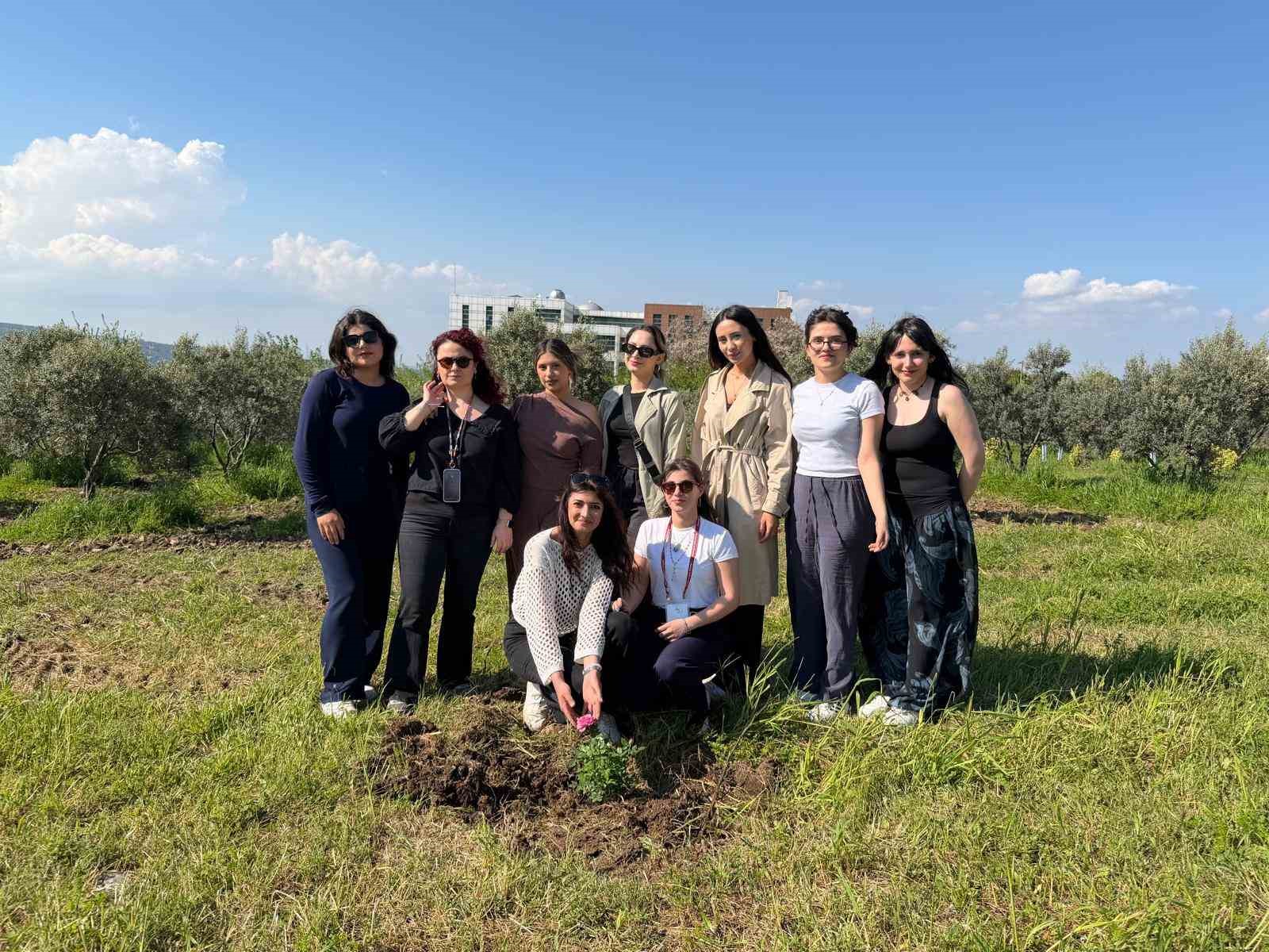 Üniversite öğrencileri acıları toprağa, umutları fidanlara emanet etti
