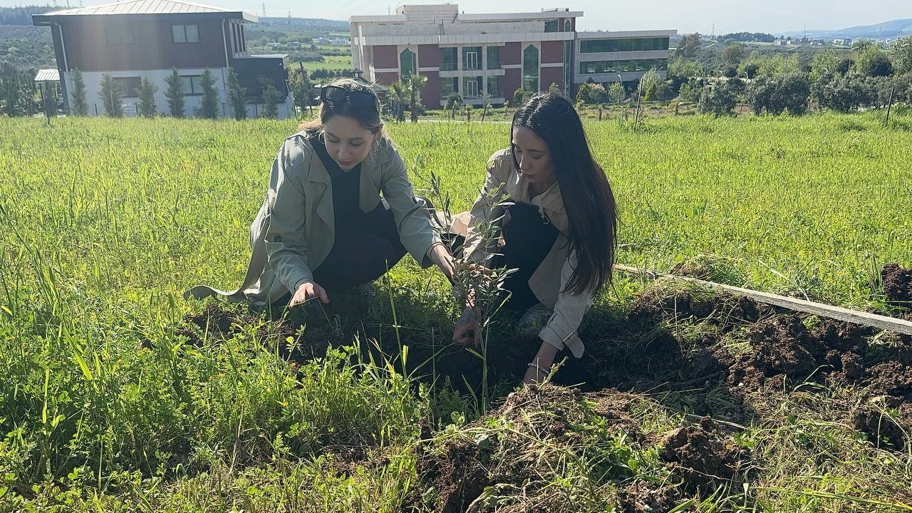 Üniversite öğrencileri acıları toprağa, umutları fidanlara emanet etti
