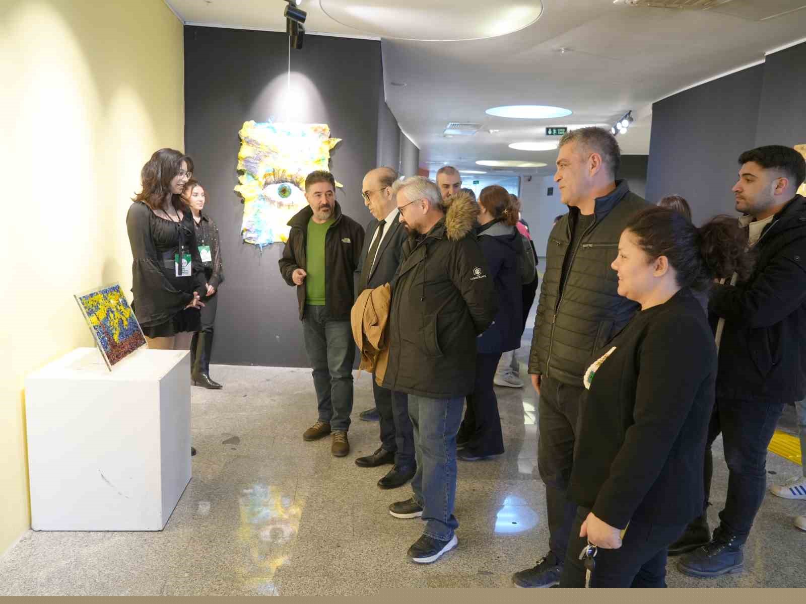 Üniversite öğrencileri atıkları sanata dönüştürdü
Üniversite öğrencileri atıkları sanata dönüştürdü