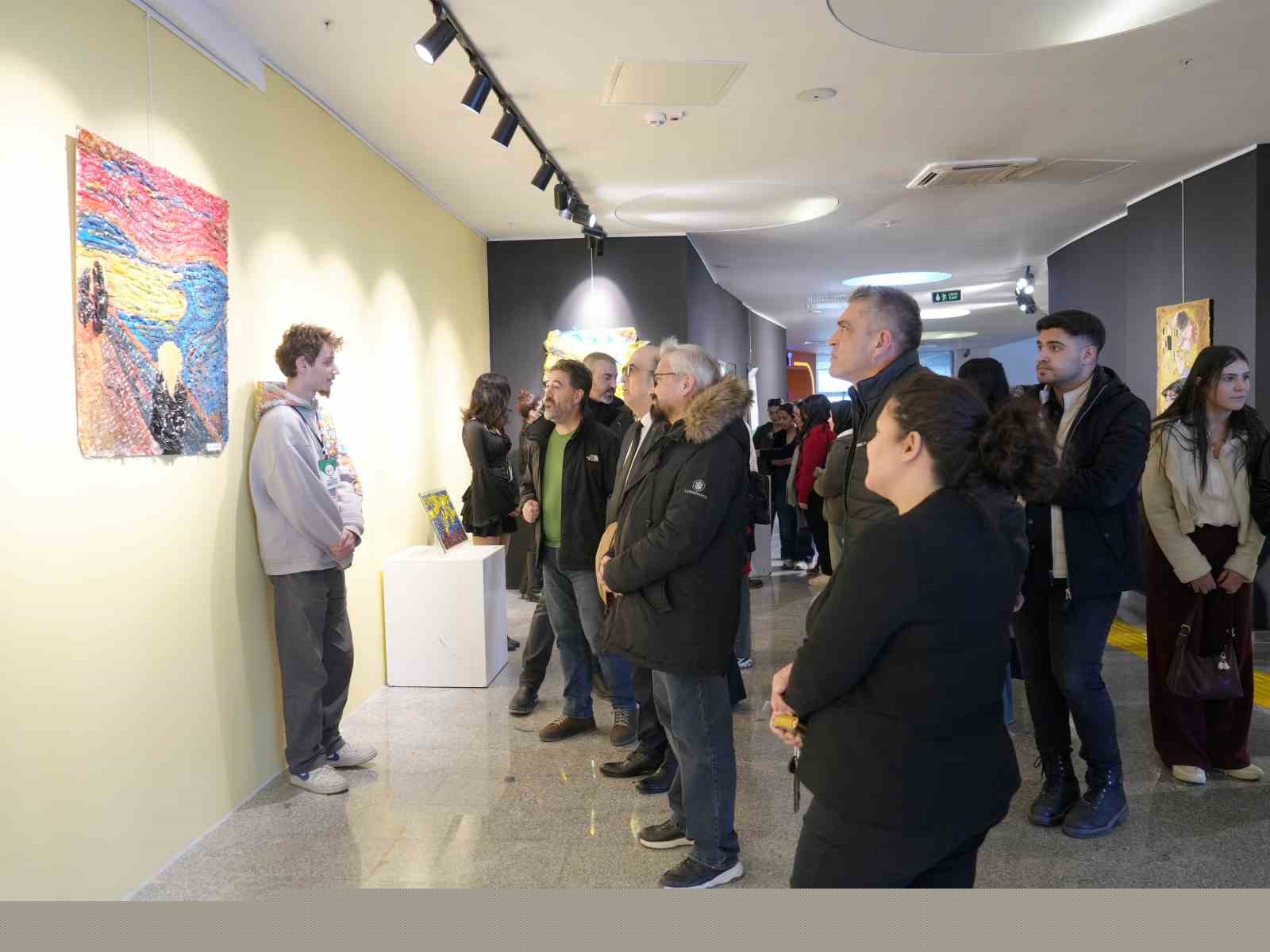 Üniversite öğrencileri atıkları sanata dönüştürdü
Üniversite öğrencileri atıkları sanata dönüştürdü