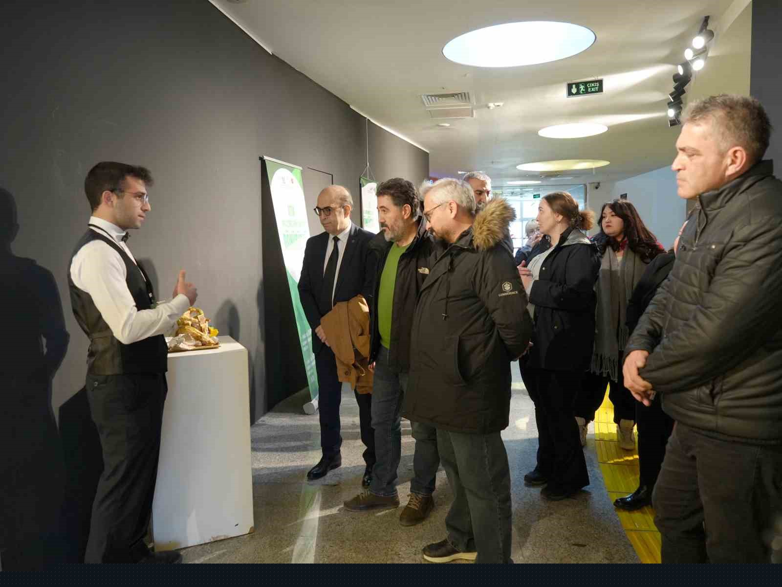 Üniversite öğrencileri atıkları sanata dönüştürdü
Üniversite öğrencileri atıkları sanata dönüştürdü