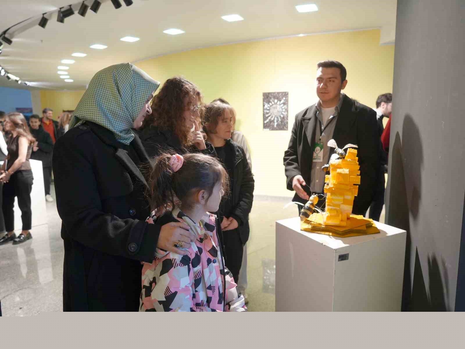 Üniversite öğrencileri atıkları sanata dönüştürdü
Üniversite öğrencileri atıkları sanata dönüştürdü