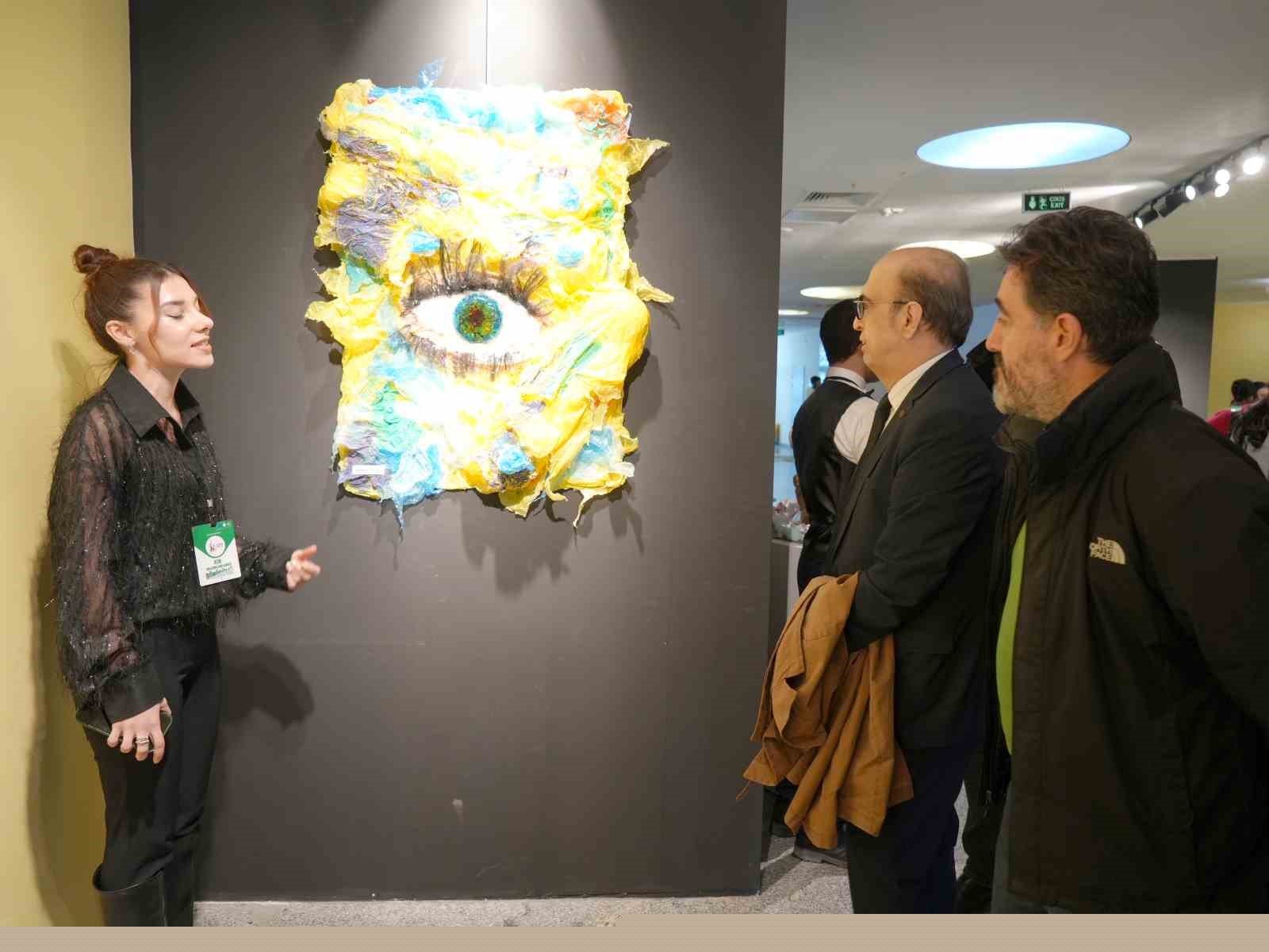 Üniversite öğrencileri atıkları sanata dönüştürdü
Üniversite öğrencileri atıkları sanata dönüştürdü