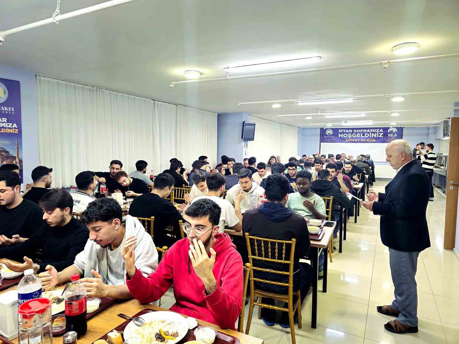 Üniversite öğrencileri iftar sofrasında buluşuyor

