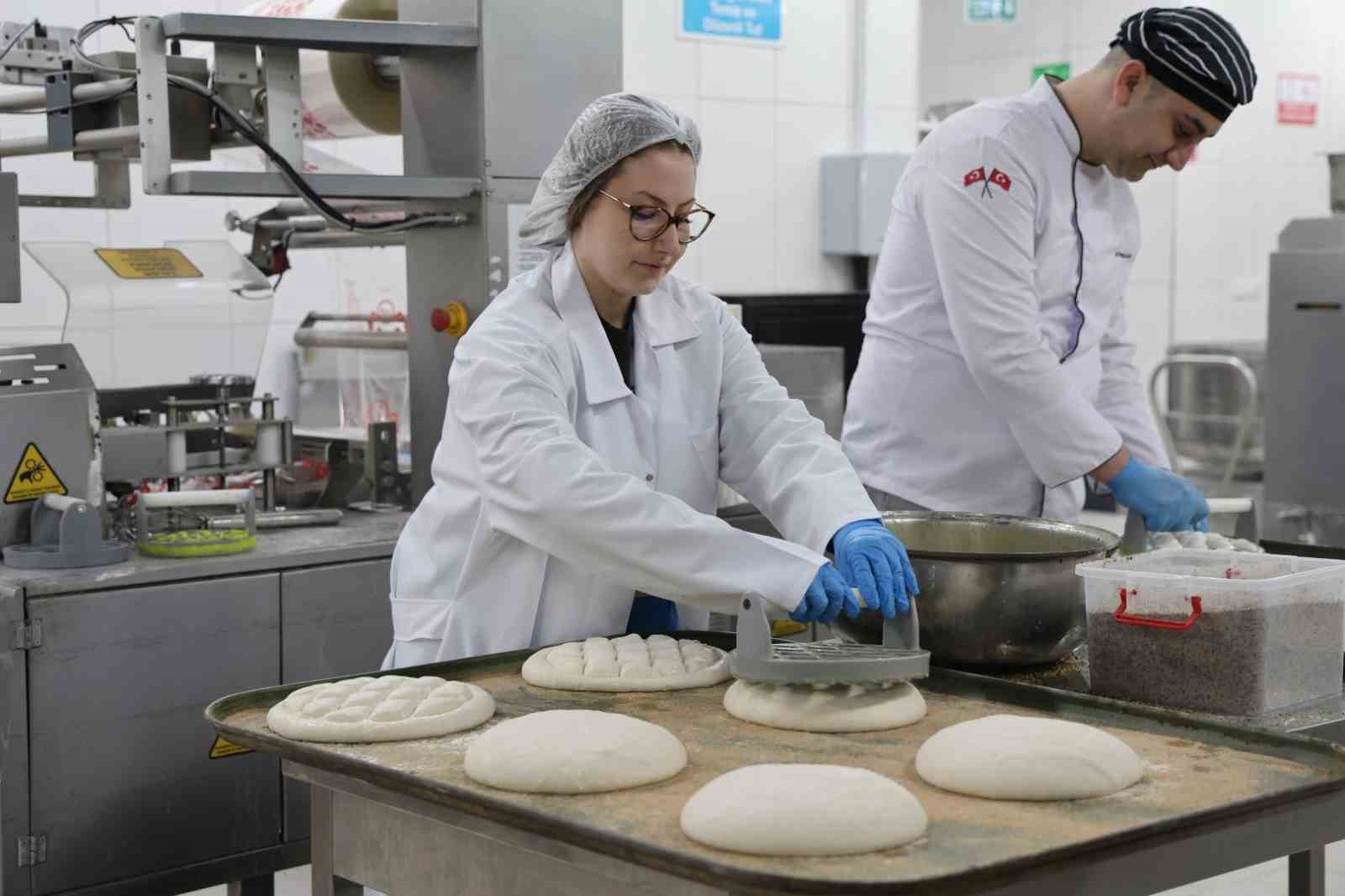 Üniversite öğrencileri kendi elleriyle yaptıkları pideleri iftar çadırında dağıttı
