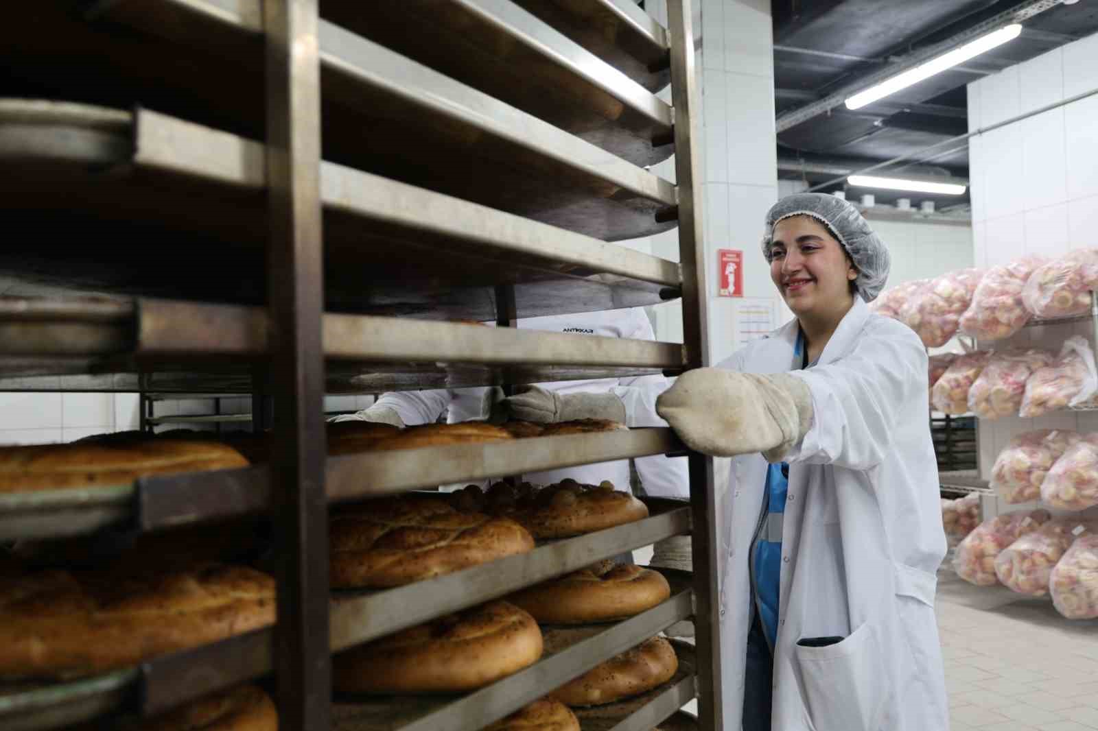 Üniversite öğrencileri kendi elleriyle yaptıkları pideleri iftar çadırında dağıttı
