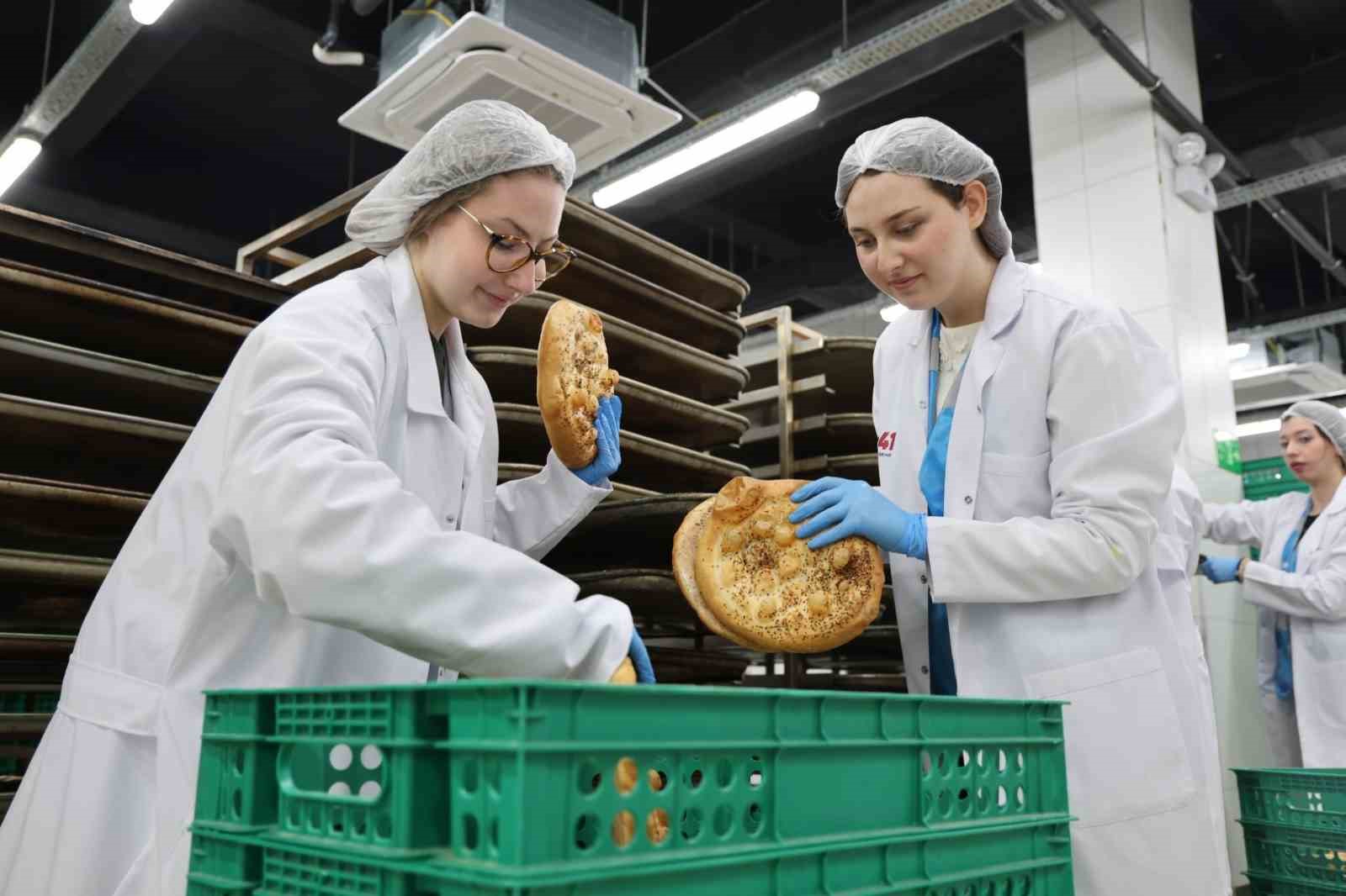 Üniversite öğrencileri kendi elleriyle yaptıkları pideleri iftar çadırında dağıttı
