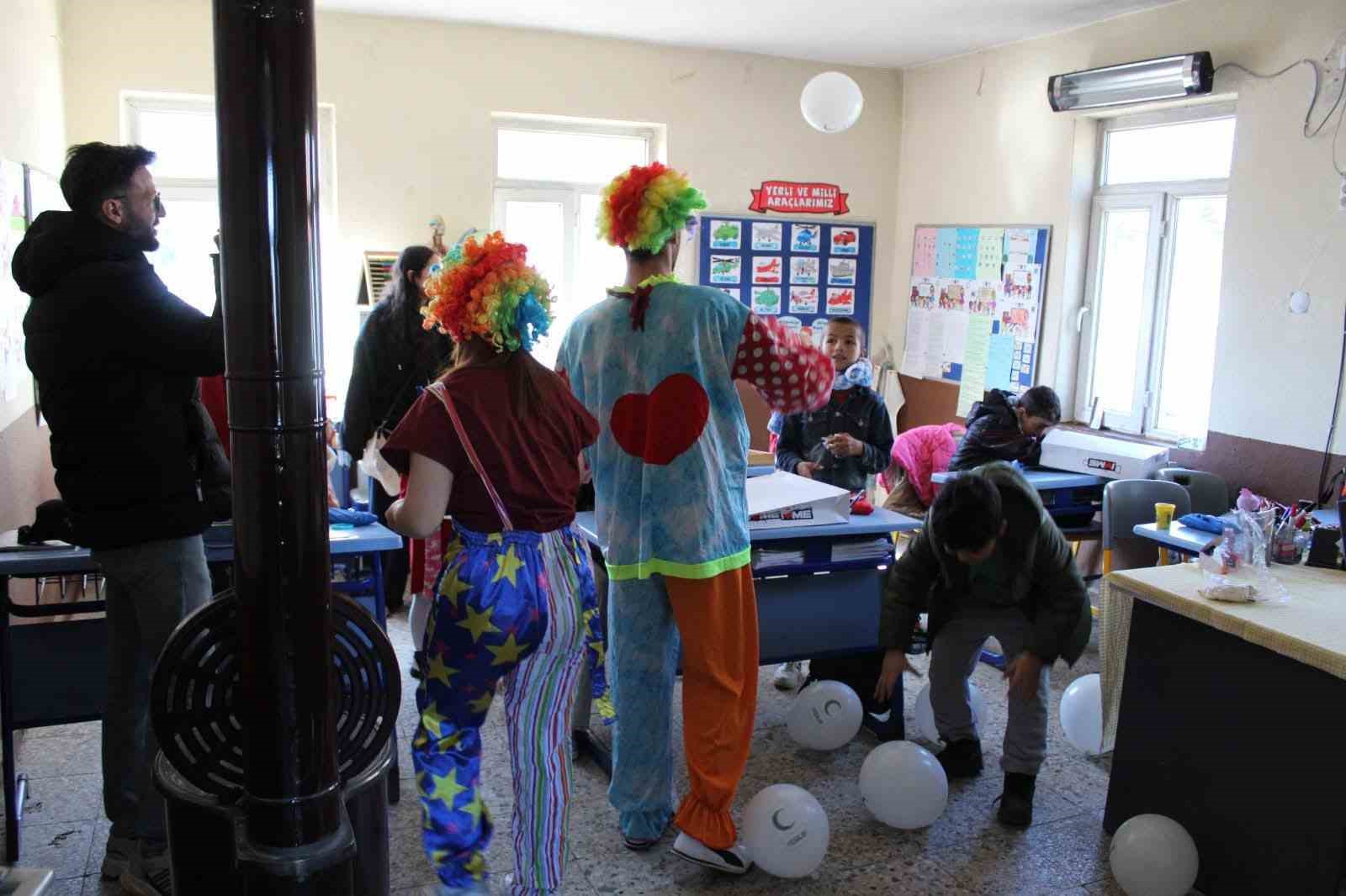 Üniversite öğrencileri köy okulunu yeniledi
