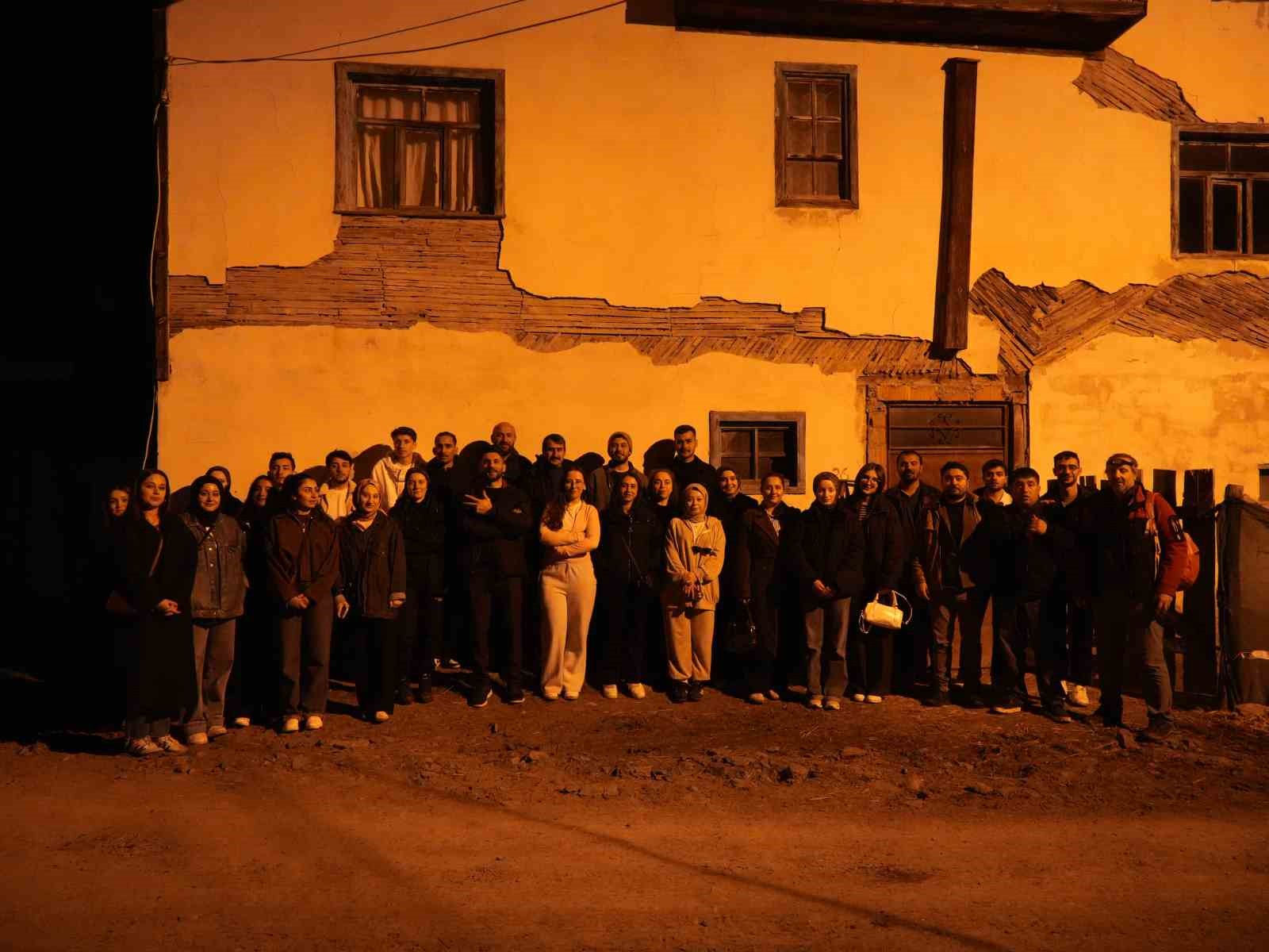 Üniversite öğrencileri oruçlarını köyde kurulan iftar sofrasında açtı
