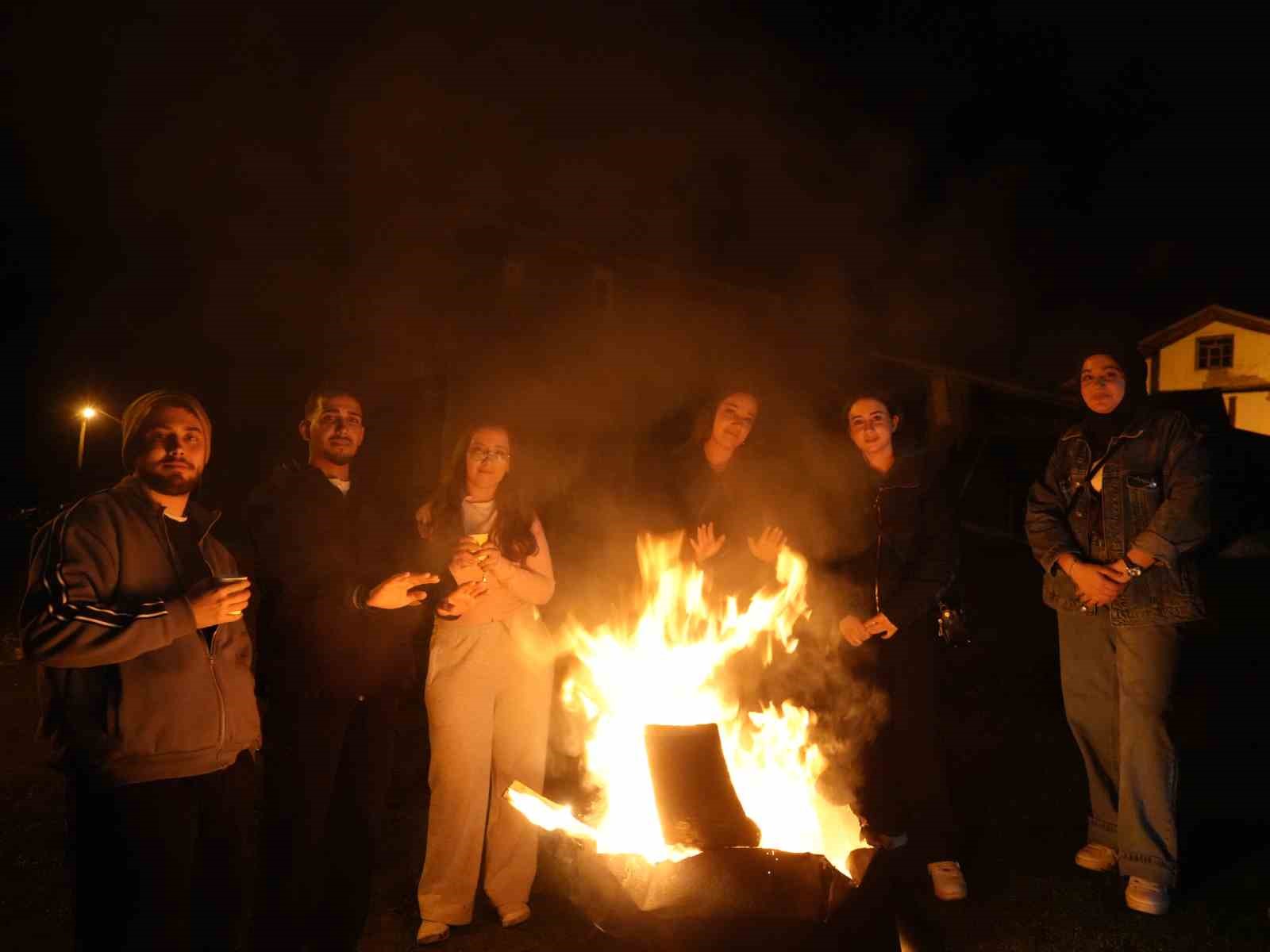 Üniversite öğrencileri oruçlarını köyde kurulan iftar sofrasında açtı
