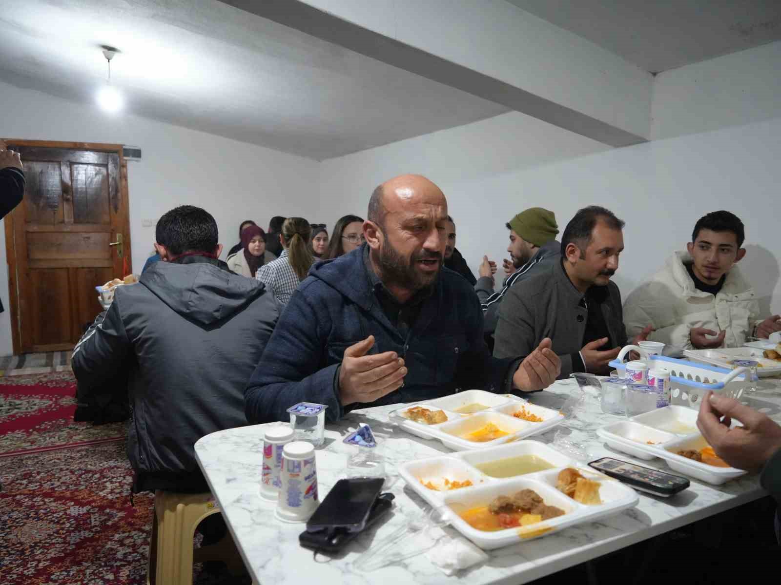 Üniversite öğrencileri oruçlarını köyde kurulan iftar sofrasında açtı

