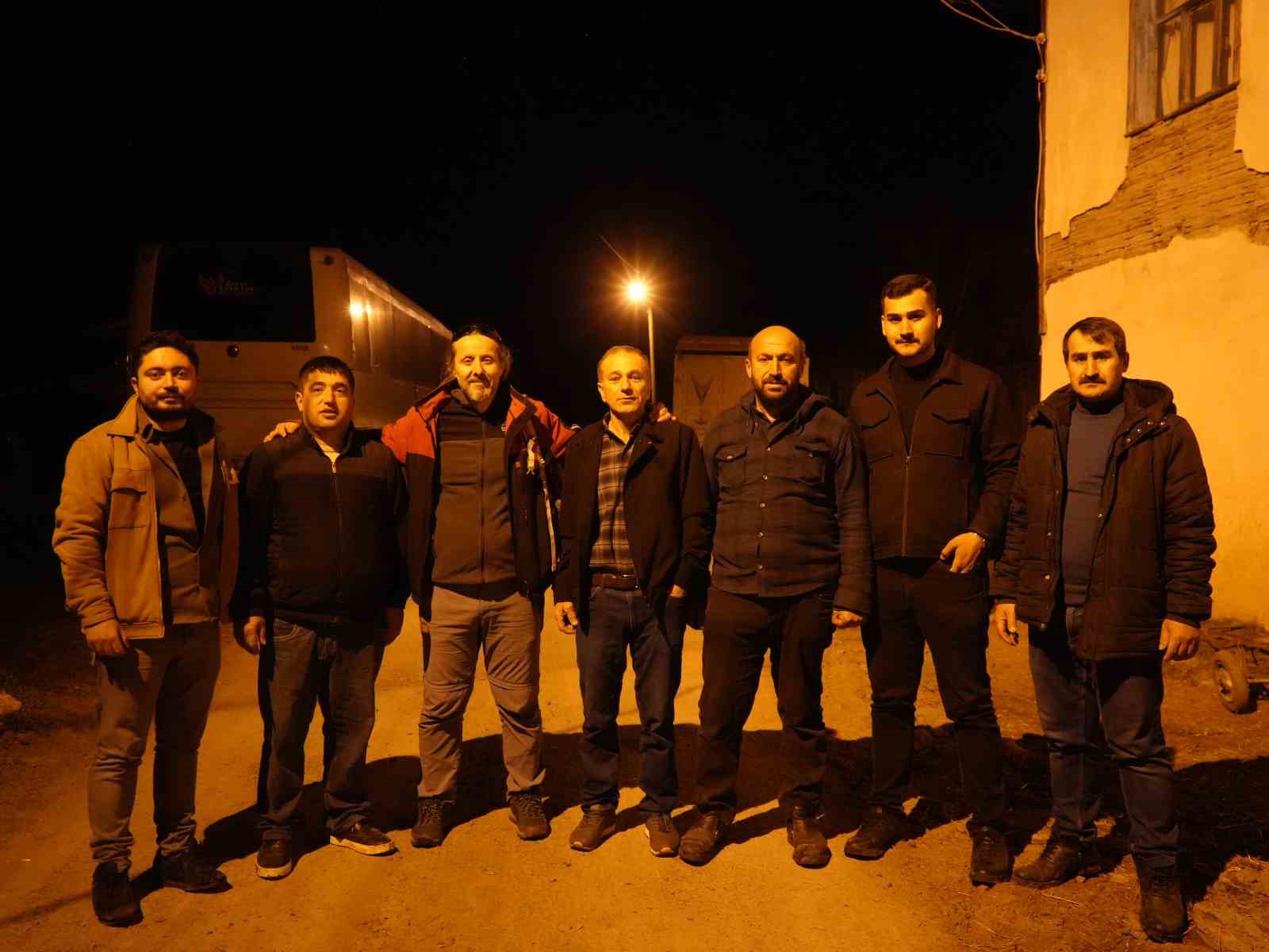 Üniversite öğrencileri oruçlarını köyde kurulan iftar sofrasında açtı
