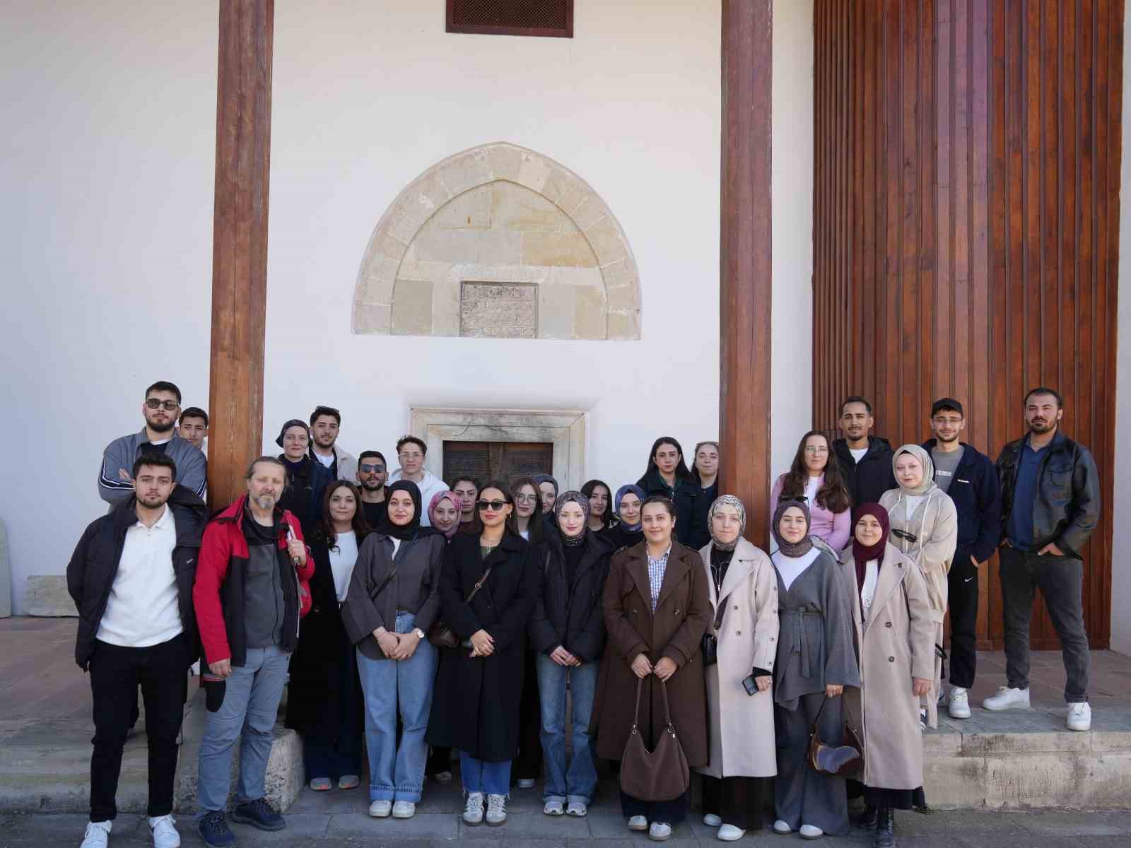 Üniversite öğrencileri, UNESCO Dünya Miras Listesi’nde Çivisiz Cami’ye hayran kaldı
