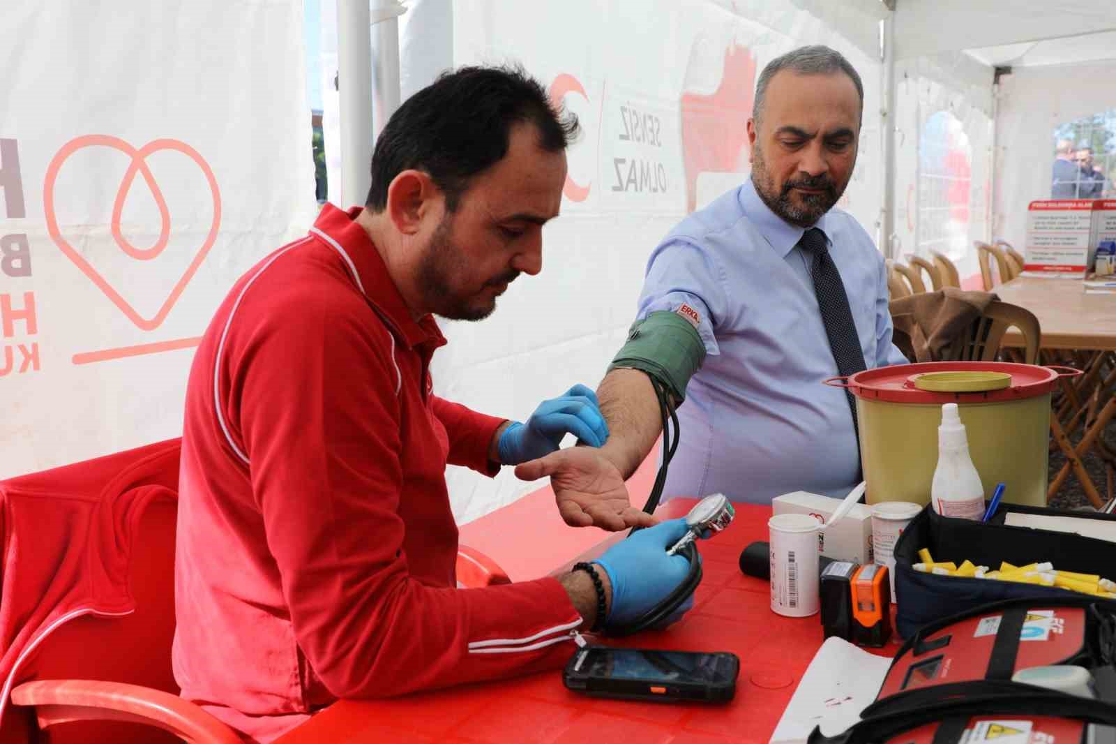 Üniversite öğrencilerinden 3 günde 556 ünite kan toplandı
