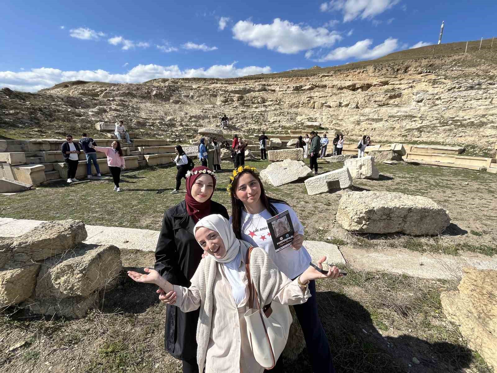 Üniversite öğrencilerinden binlerce yıllık tarihe yolculuk
