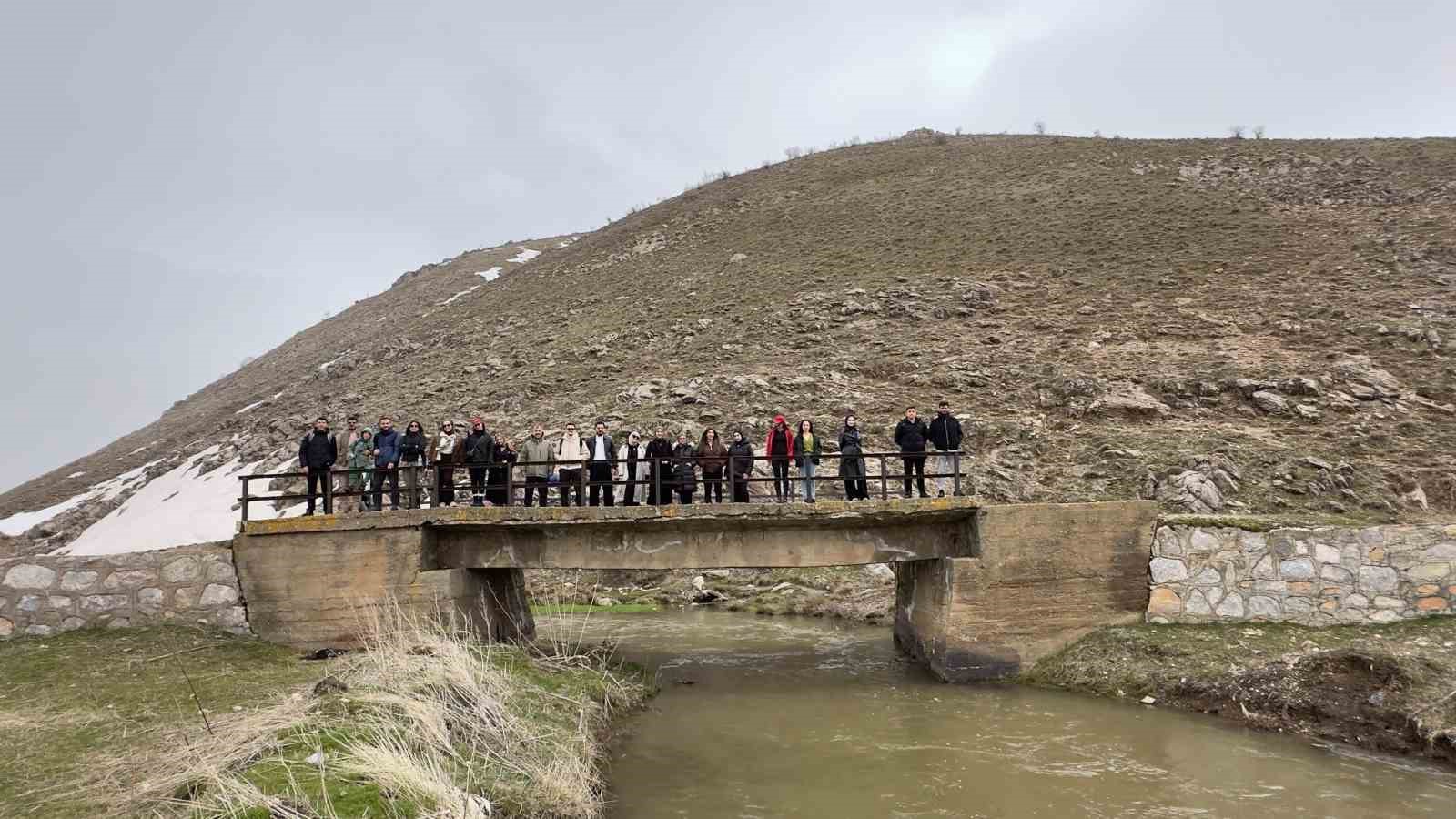 Üniversite öğrencilerinden çiğdemler arasında doğa yürüyüşü
