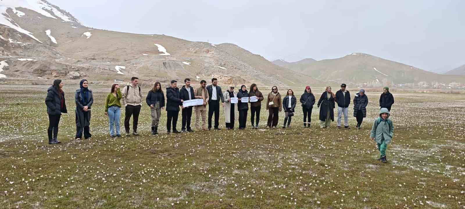 Üniversite öğrencilerinden çiğdemler arasında doğa yürüyüşü
