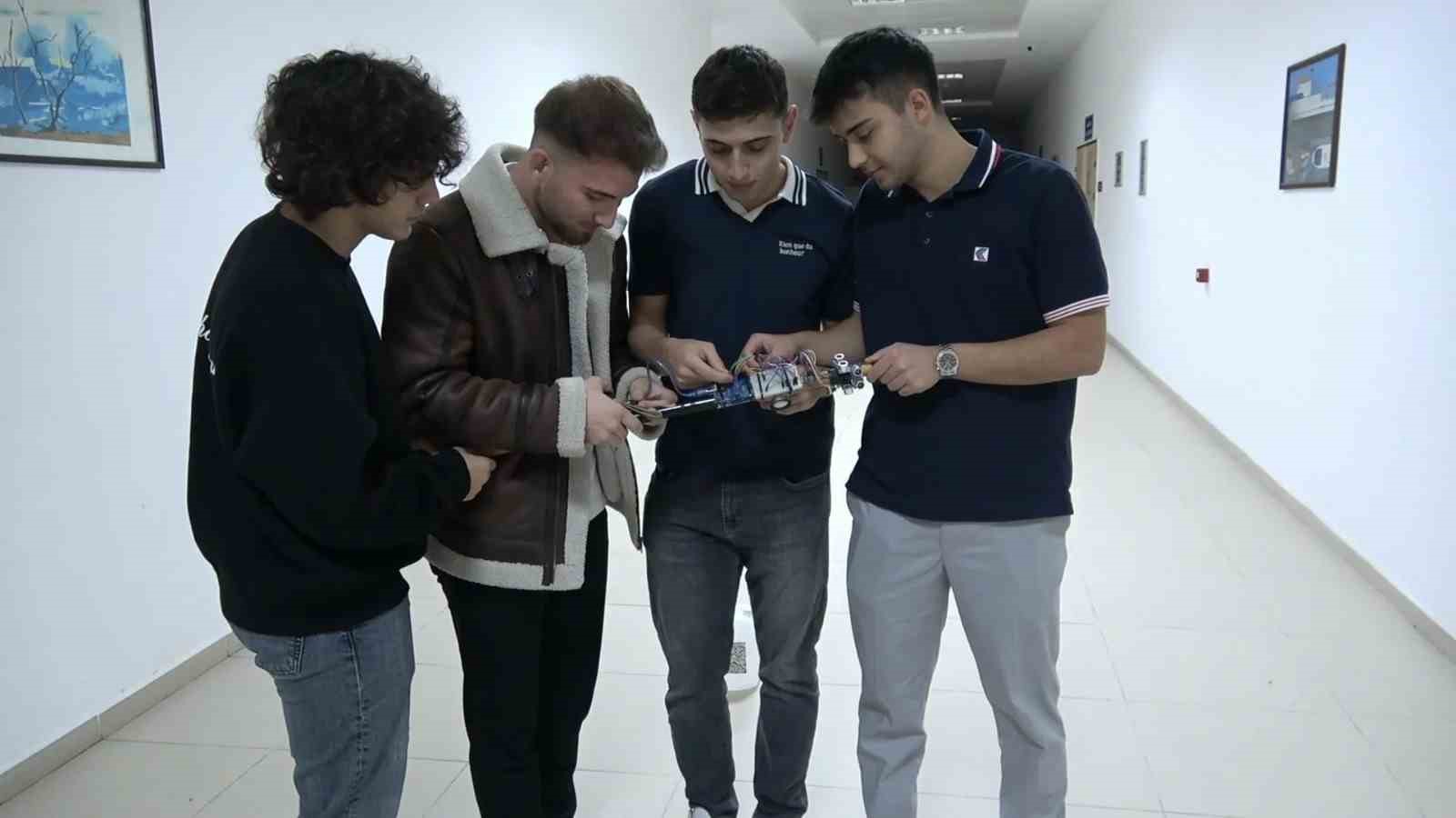 Üniversite öğrencilerinden görme engellilere teknolojik destek
Üniversite öğrencilerinden görme engellilere teknolojik destek