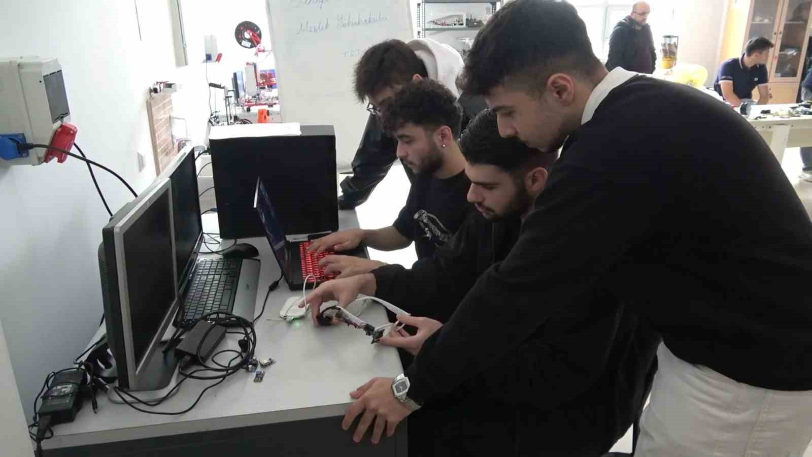 Üniversite öğrencilerinden görme engellilere teknolojik destek
Üniversite öğrencilerinden görme engellilere teknolojik destek